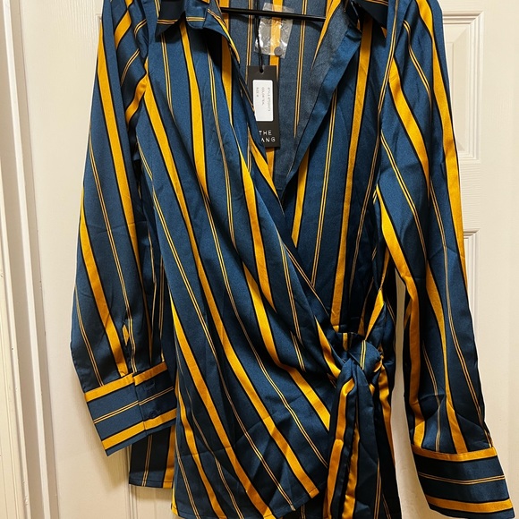 Collared Wrap Top - Picture 5 of 6